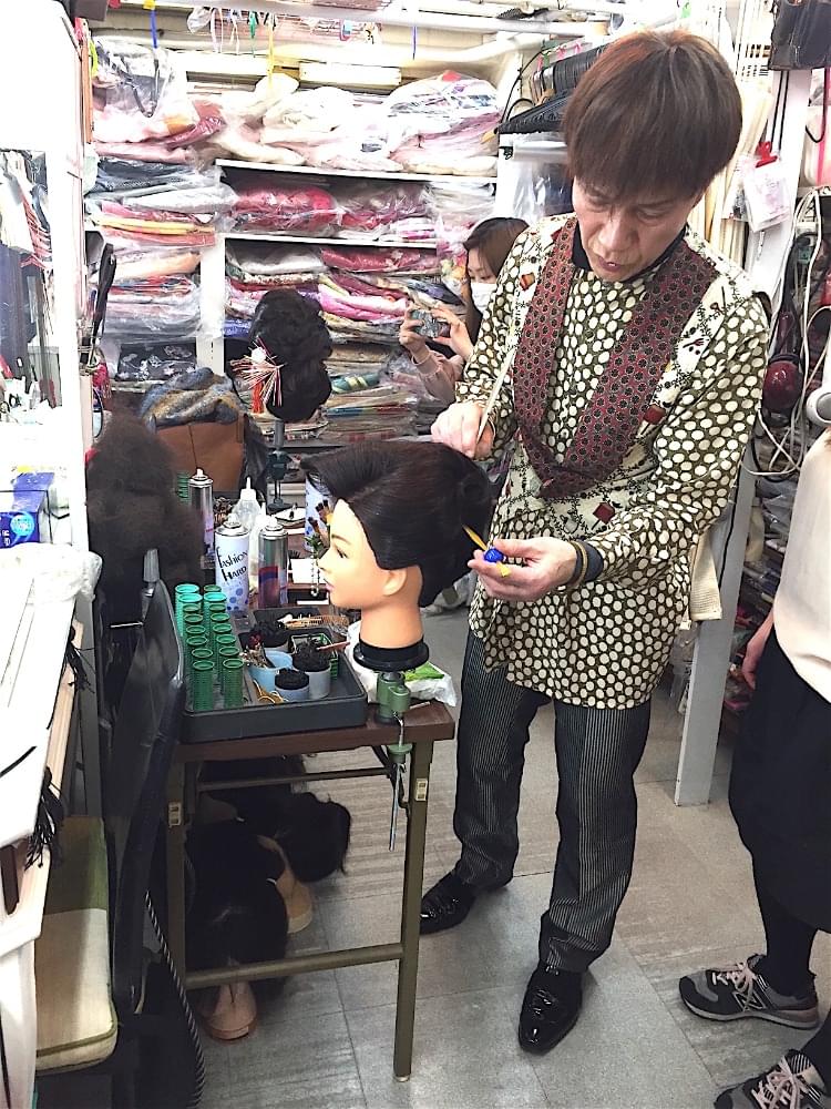 ヘアセットの基本からアレンジまでマンツーマンで指導致します。